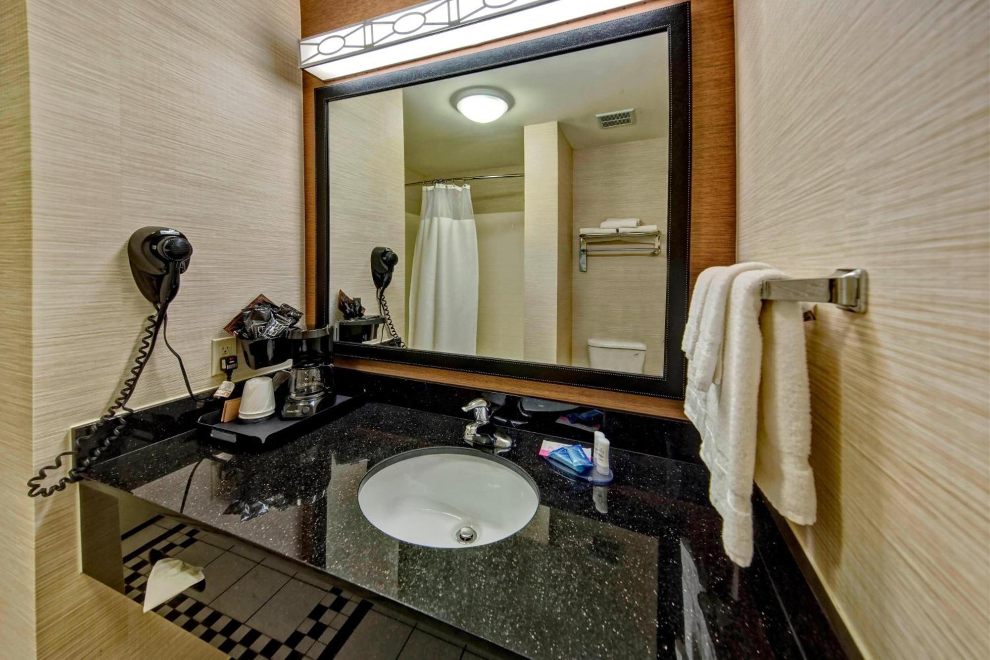 Fairfield And By Marriott Airport 3*