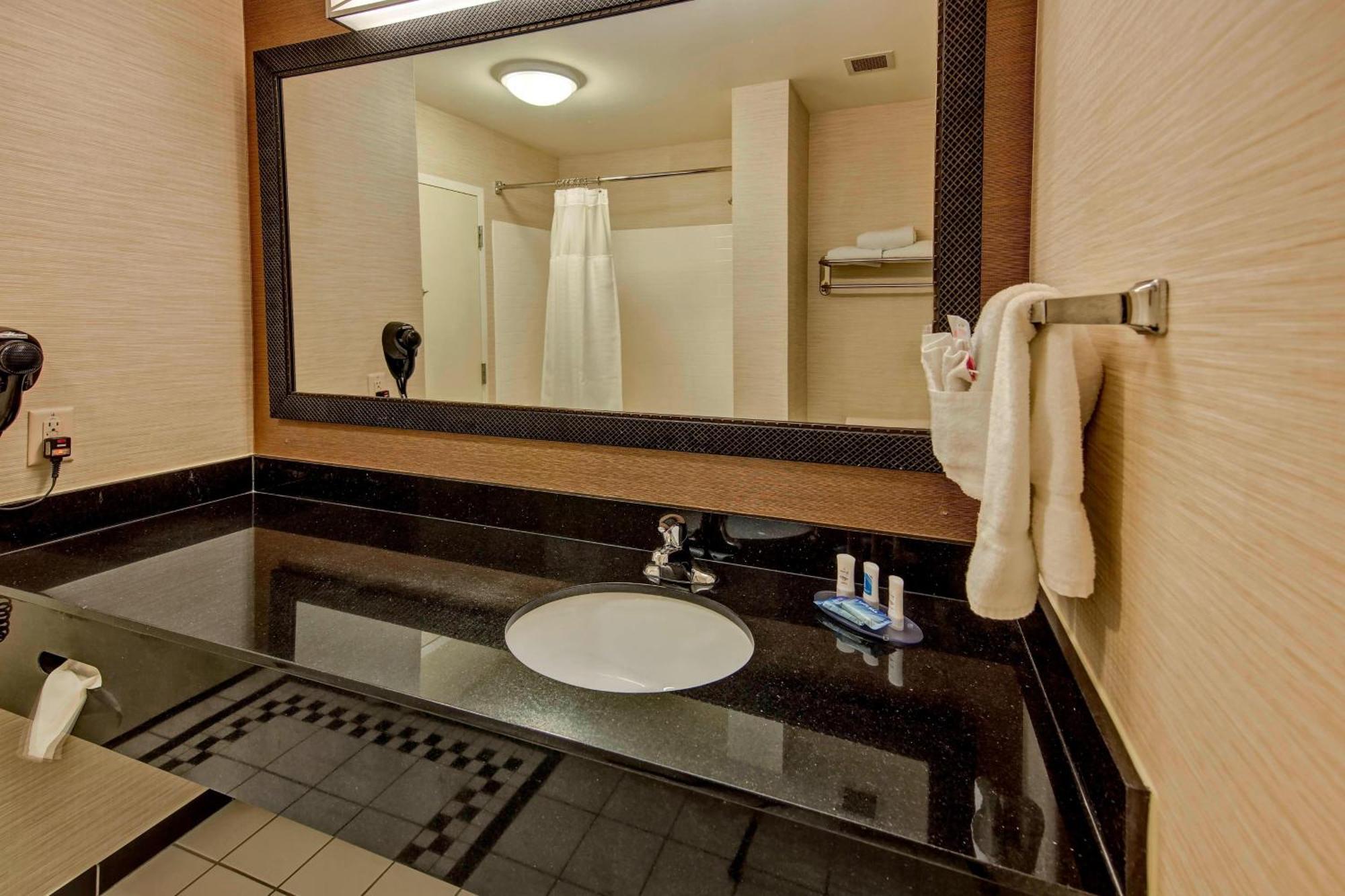 Fairfield And By Marriott Airport Hotel Oklahoma City